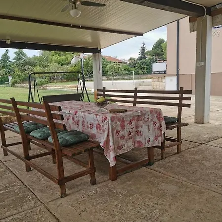 Family House Kamelija Daire *